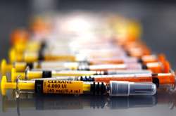 Bloomberg: Україна має можливість отримати вакцин для імунізації 2,1 мільйона людей, що складає 5 % від усього населення