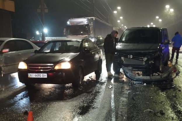 У Києві п’яний водій вилетів на зустрічну смугу і потрощив три автівки (фото, відео)