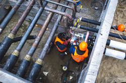 На Оболоні замінюють аварійний трубопровід, якому вже понад 40 років (фото)