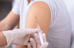 Найбільше вакцинованих в Китаї, там станом на 28 листопада щеплення зробили 650 тисячам людей