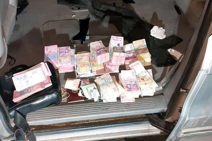 Під Києвом банда напала на чоловіка й відібрала сумку з 2 млн грн (фото, відео)