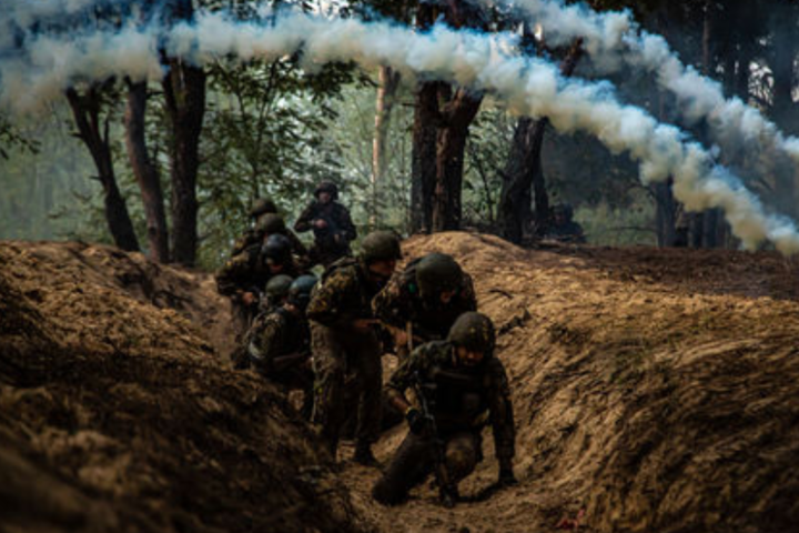 Окупанти на Донбасі обстрілюють і дистанційно мінують позиції українських захисників