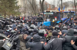 У Молдові фермери тракторами штурмують парламент