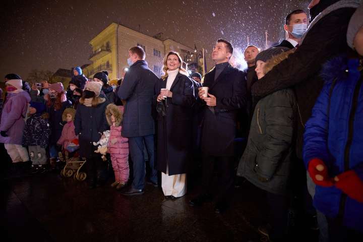 Подружжя Зеленських відвідало святкове містечко під вікнами Офісу президента