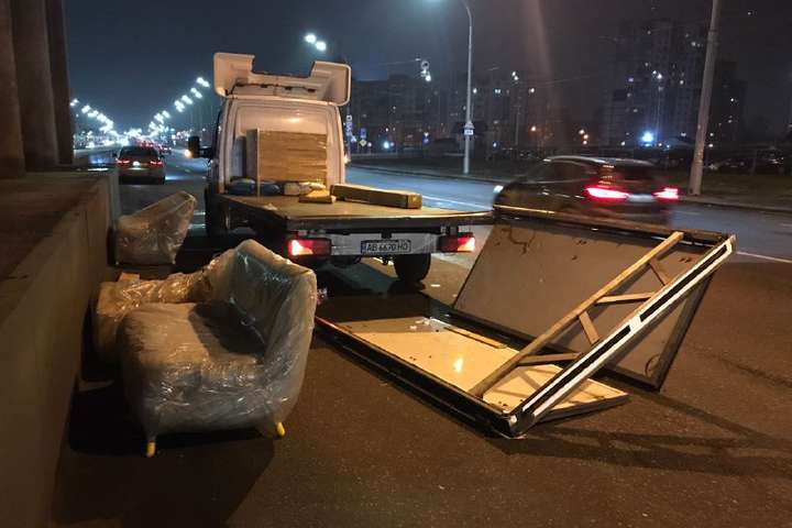 У Києві вантажівка залишилася без даху після проїзду під тролейбусними дротами (фото)
