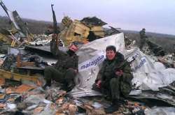 Проросійські бойовики на уламках збитого літака