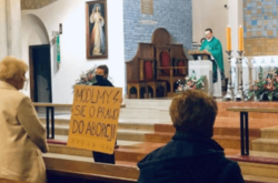 Рішення про заборону абортів у Польщі громадяни пов'язують з діяльністю католицької церкви