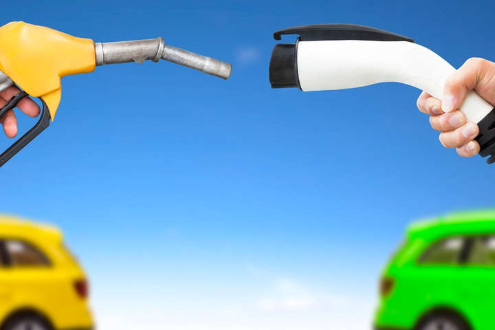 Експерти розповіли, коли електромобілі зрівняються у ціні з бензиновими