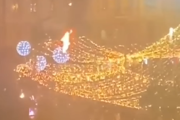 Зажглась по-настоящему: открытие главной елки в Киеве ознаменовалось пожаром