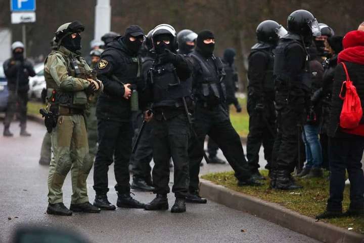 У Білорусі громадяни виходять на чергову акцію протесту. Силовики стягують спецтехніку