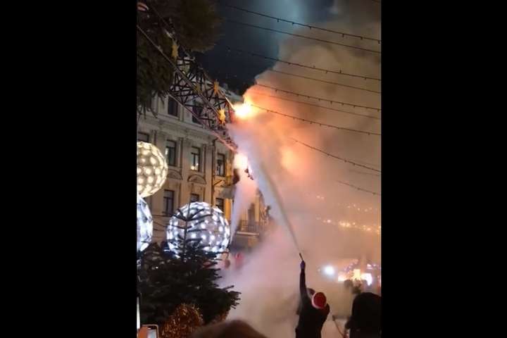 Загорання ялинки на Софійській площі: з’явилося відео ліквідації пожежі