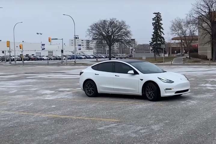 В сети показали, как электромобиль Tesla отказался заряжаться на морозе