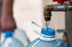 Водопостачальники вже третій день поспіль повідомляють про різні аварії на водогонах Сімферополя і цим пояснюють відсутність води у районах міста