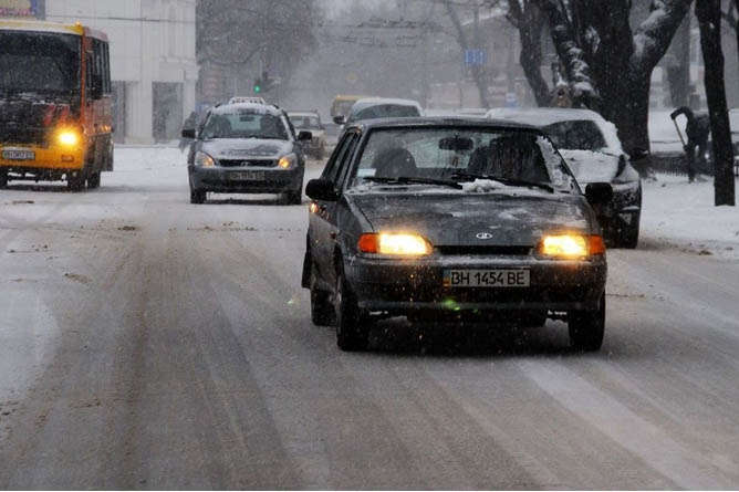 Водіїв попередили про снігопади у трьох областях