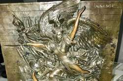 Українка намагалася вивезти до Німеччини старовинні барельєф і купюри (фото)