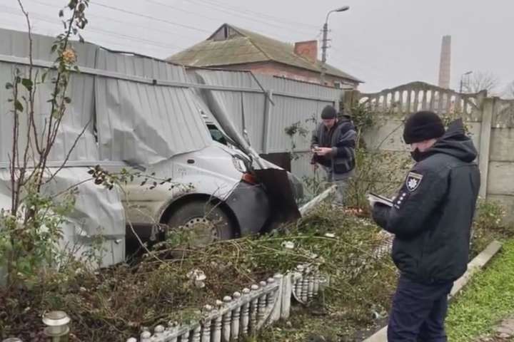 На Київщині п’яна компанія на мікроавтобусі знесла паркан і нападала на людей (відео)