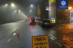 На трасі під Києвом водійка Peugeot врізалась у рекламний щит АЗС (фото)