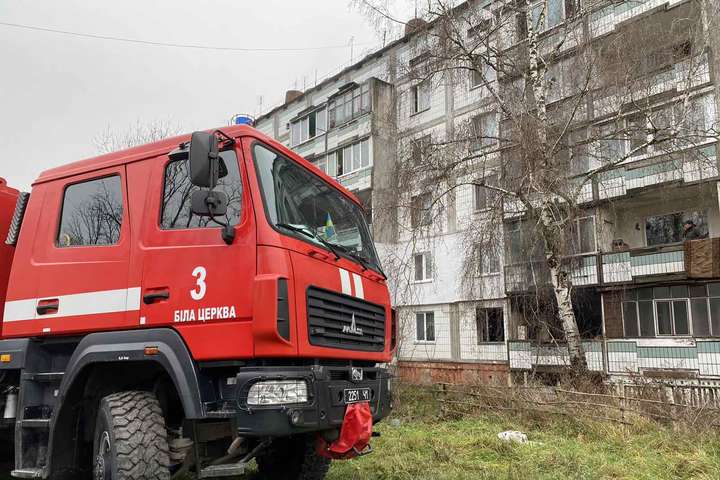 На Київщині горіла багатоповерхівка: рятувальники евакуювали мешканців (відео)