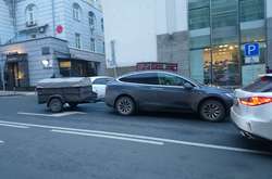 Tesla Model X із причепом зафіксована в Києві