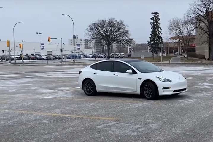 Как электромобиль Tesla отказался заряжаться на морозе (видео)