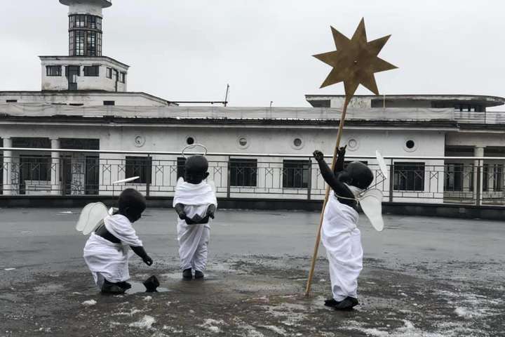 Малюки на Поштовій площі стали різдвяними янголятами (фото)