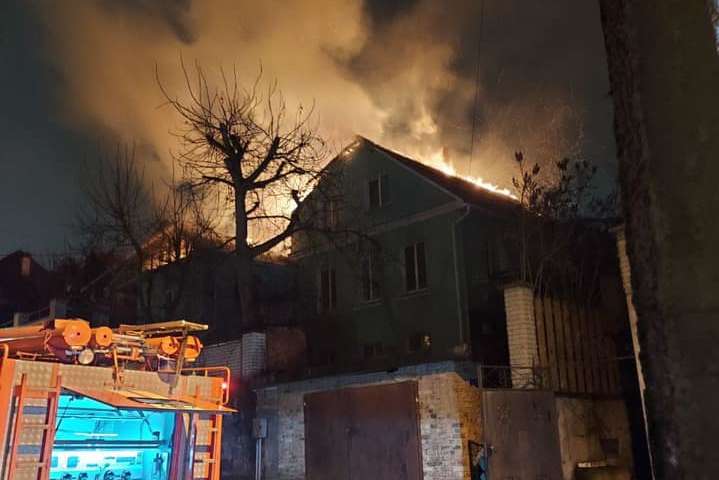 У Києві сталась велика пожежа: горів приватний будинок (відео)