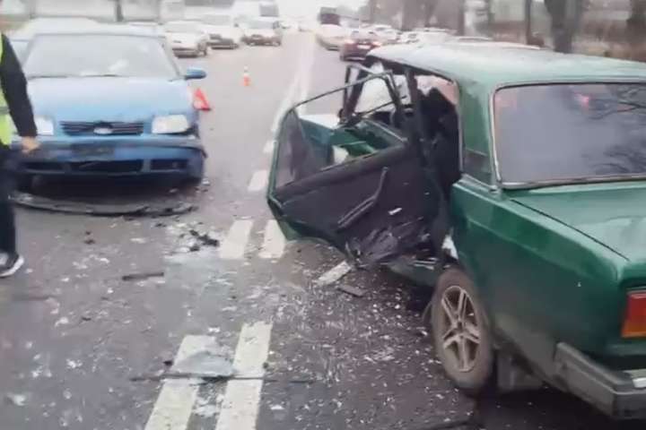 У Києві зіткнулися лоб у лоб Lada та Volkswagen: є постраждалі (відео)