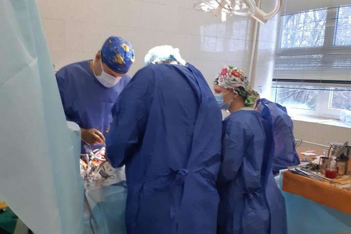 Лікарі в операційній Центральної лікарні Рівного - Цьогоріч українські трансплантологи провели сім операцій з пересадки серця