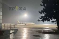 Літак з тілом ГЕннадія Кернеса сів в аеропорту Харкова о 19:26