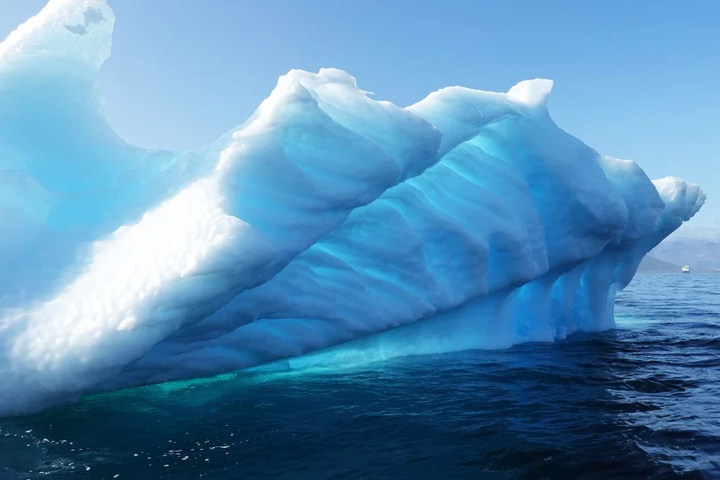 В Атлантиді на дві частини розколовся найбільший у світі айсберг 