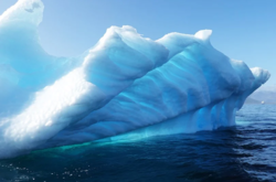 В Атлантиді на дві частини розколовся найбільший у світі айсберг 