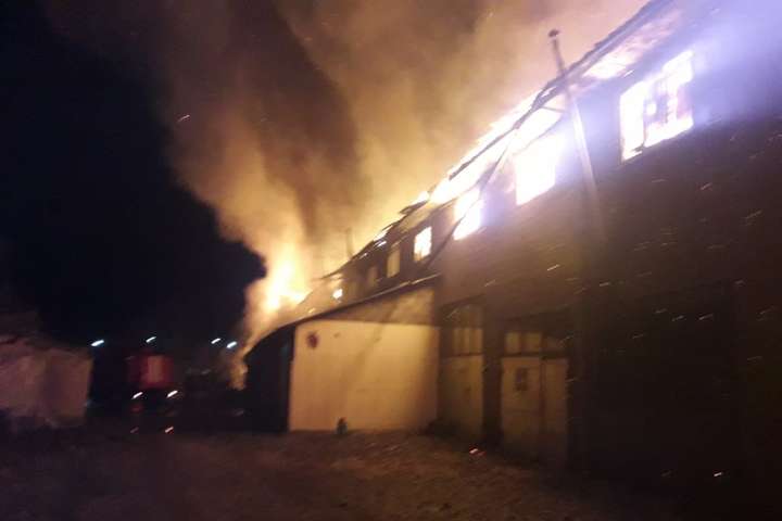 На Київщині спалахнула масштабна пожежа у колишньому меблевому цеху