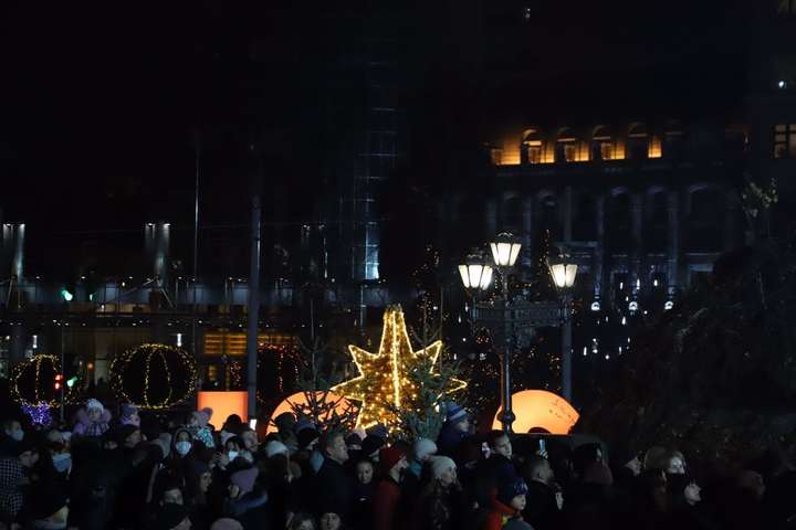 Натовпи людей без масок: новорічні локації в Києві закриватимуть  