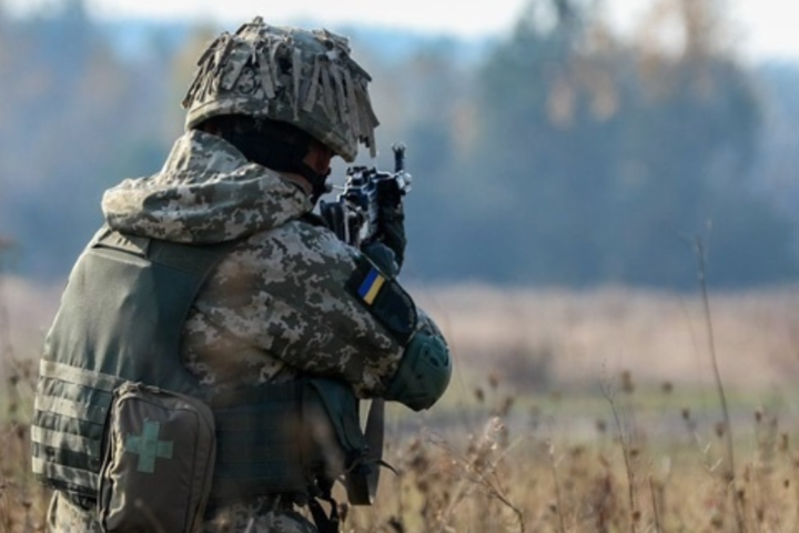 Окупанти на Донбасі обстріляли українських бійців з важкого озброєння