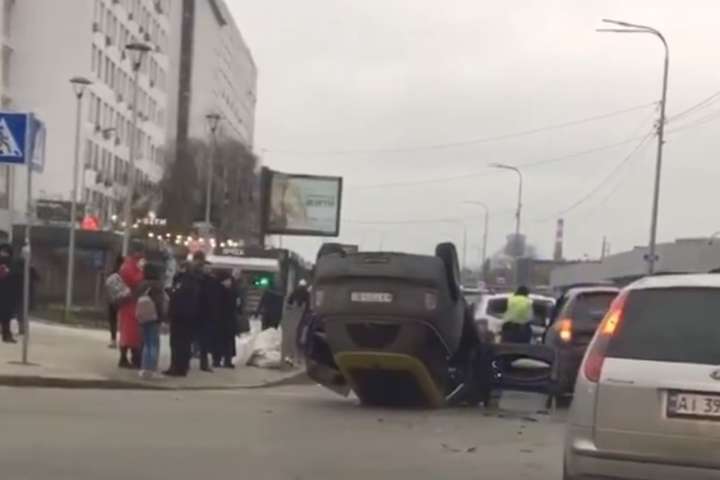 ДТП на столичному Подолі: одна з автівок перекинулась (відео)