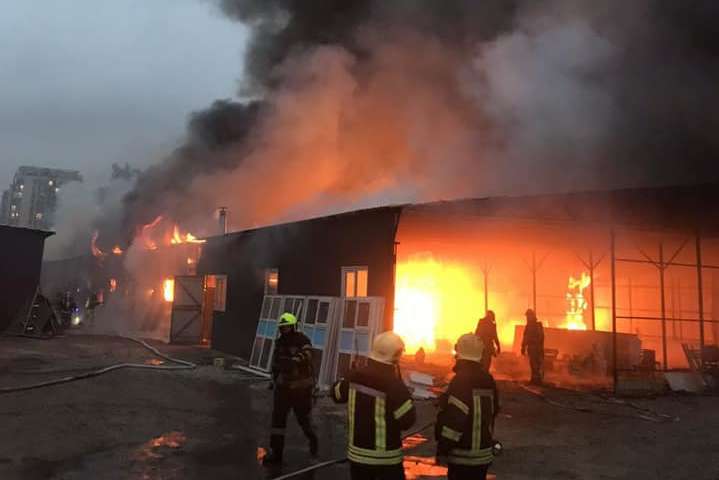 У Києві масштабна пожежа: палають склади (фото)