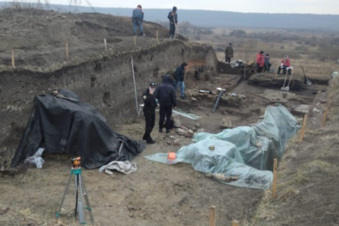 На Львівщині «чорні копачі» пошкодили археологічний пам'ятник