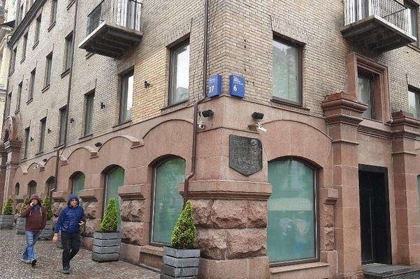 У центрі Києва під час нападу на колишній офіс «Укрбуду» постраждав полісмен