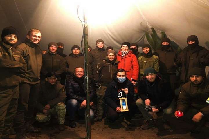 Пластуни передали українським бійцям на Донбасі Вифлеємський вогонь миру