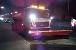 На Київ насувається снігопад: як дорожники готуються до негоди (фото)