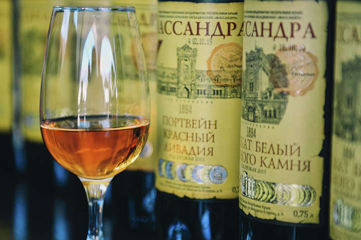 «Глава» окупованого Криму запевнив, що колекційне вино заводу «Масандра» не продаватимуть