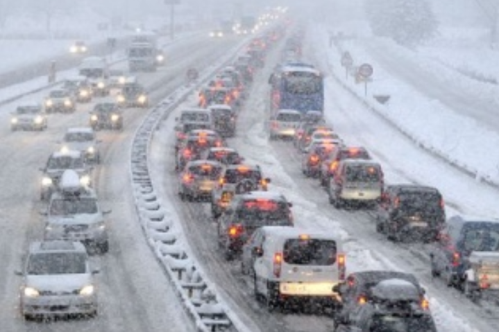 Укравтодор попереджає водіїв про снігопади в Україні
