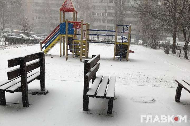 На Київ обрушився потужний снігопад (фото)