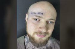 «Кернес живой»: харьковчанин набил себе на лбу тату (видео)