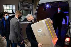 Фонд Порошенка з волонтерами передають у лікарні 50 кисневих концентраторів