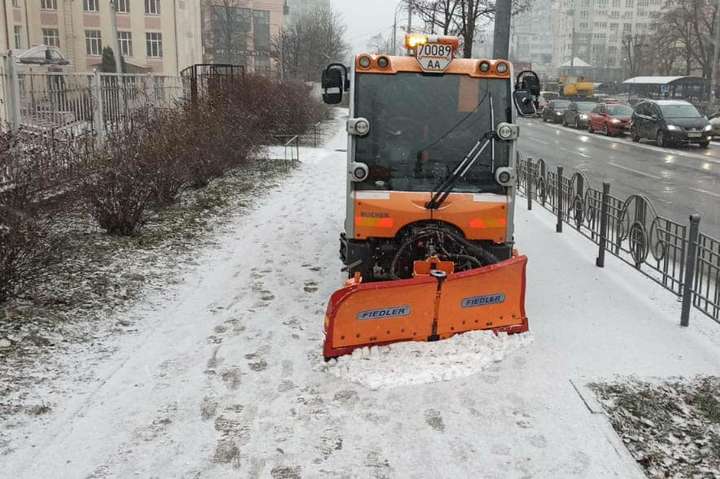 Снігопад у Києві: як дорожники розчищають місто (фото)