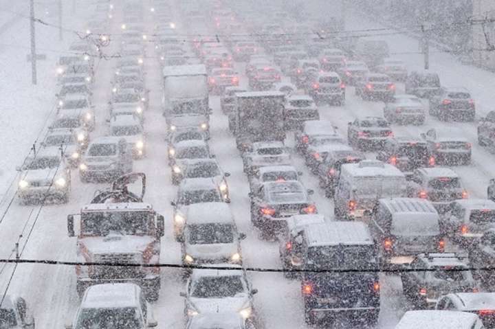 Потужний снігопад паралізував рух транспорту в Києві (карта)