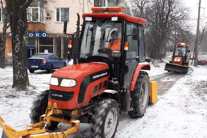Як комунальники рятують Київ від снігового колапсу, можна побачити онлайн
