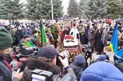 Без масок та дистанції. У Харкові поховали Кернеса (відео)