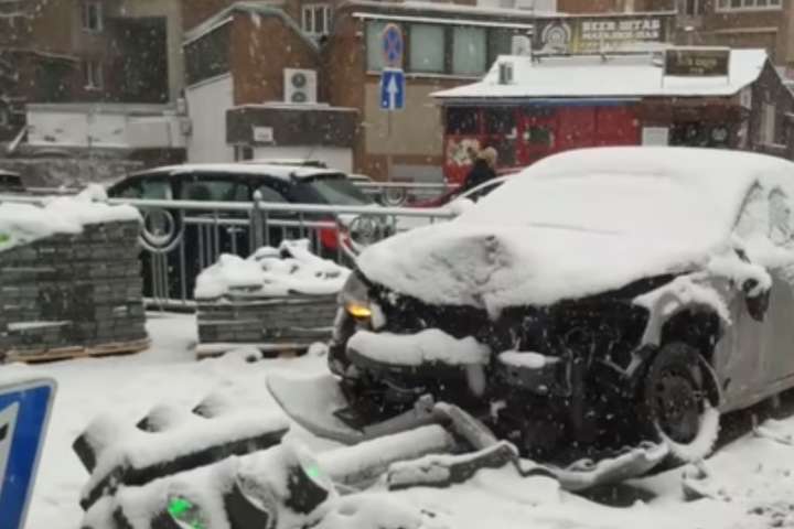 Серйозна ДТП в центрі Києва: побиті автівки й повалений світлофор (відео)